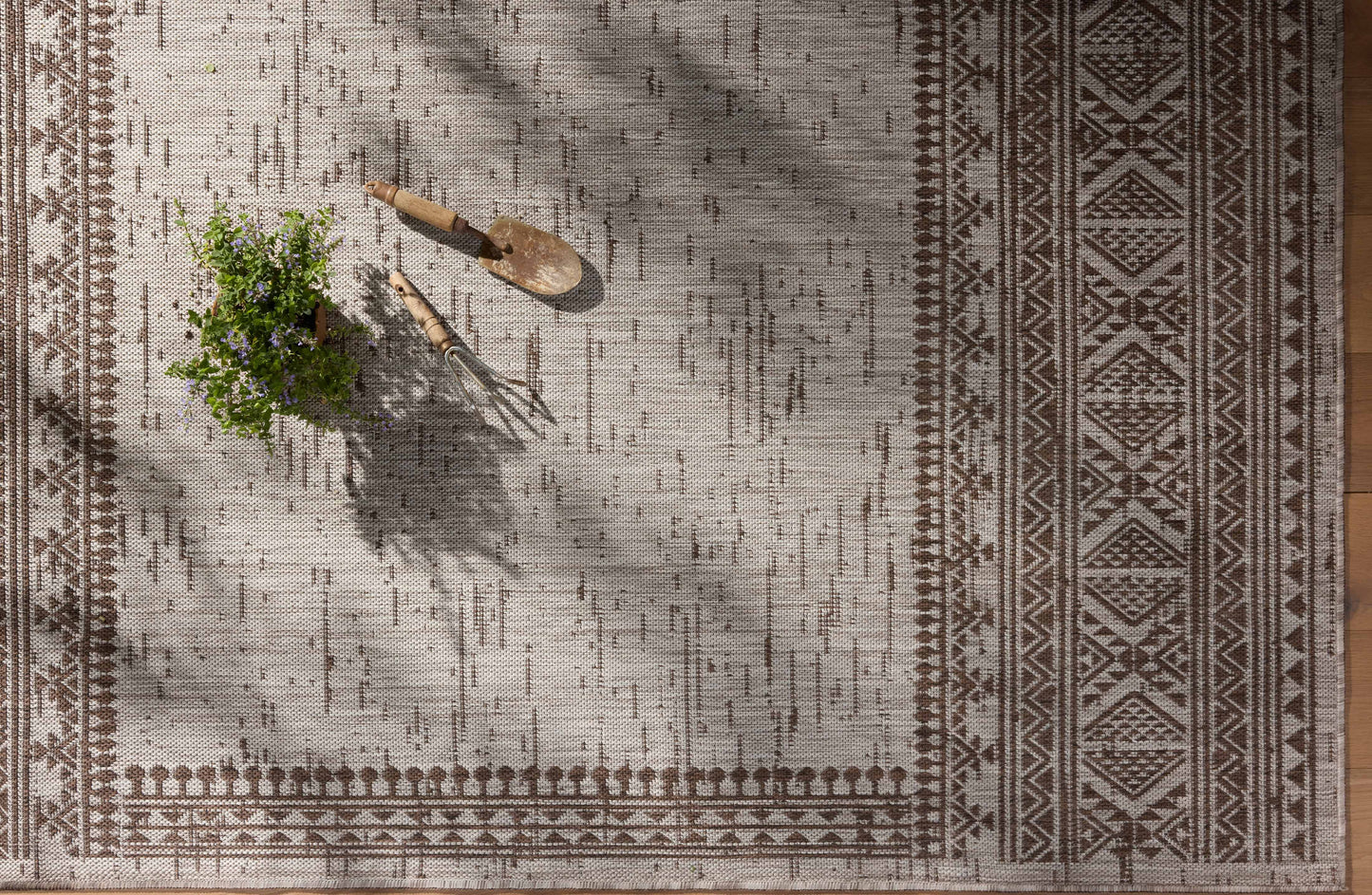 Loloi II Easton Coffee Dove Indoor/Outdoor