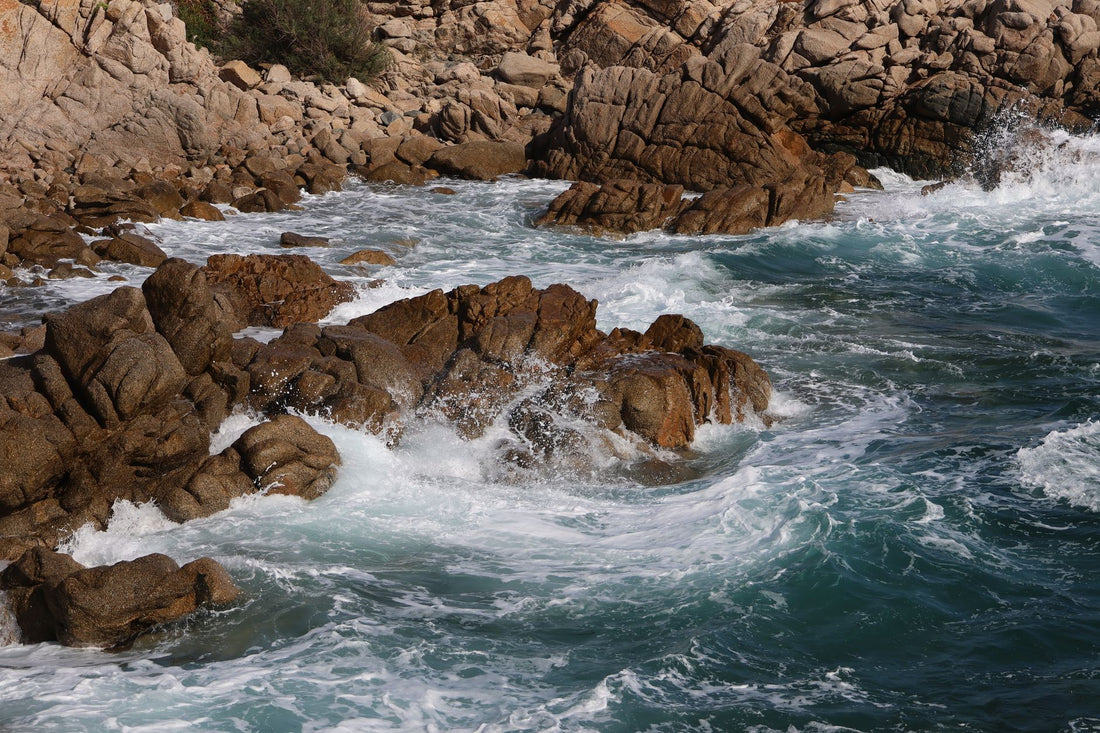 Stunning rocky shoreline with waves crashing against the cliffs, showcasing the beauty of the ocean.