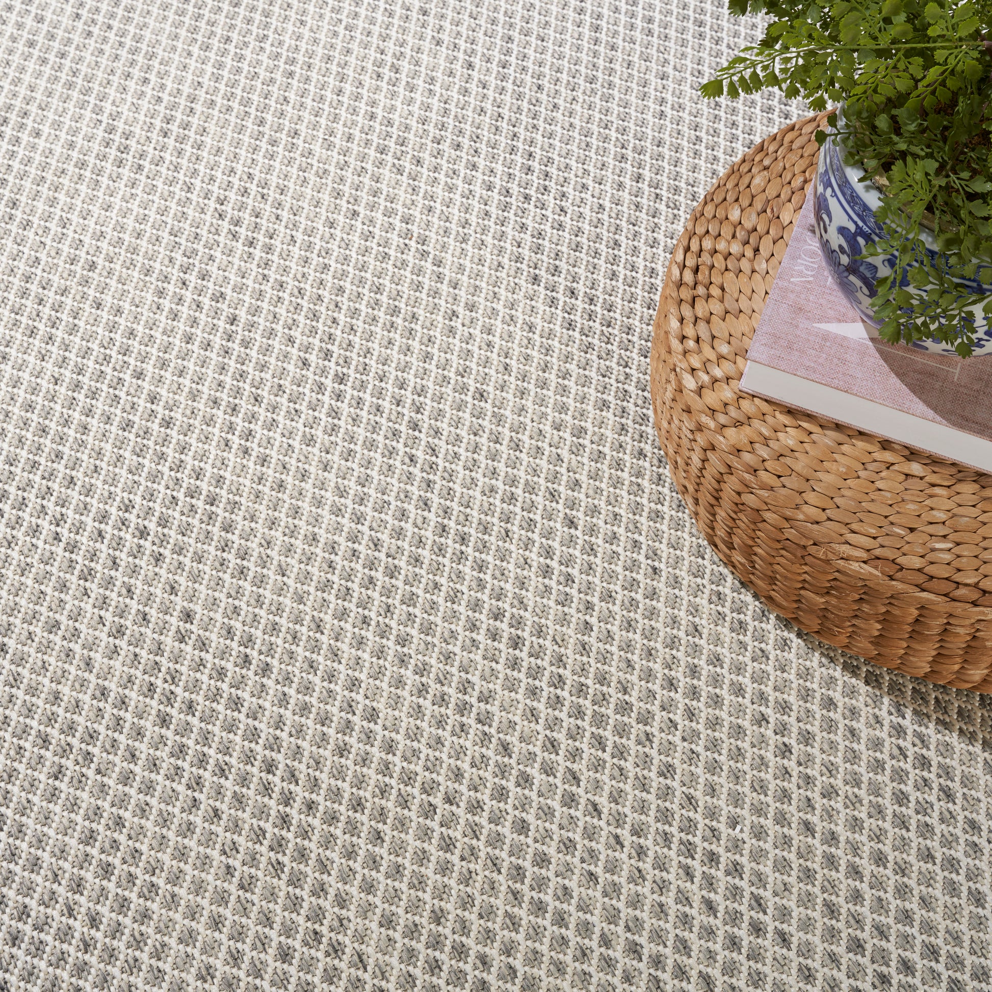 Nourison Home Courtyard  Ivory Silver  Contemporary