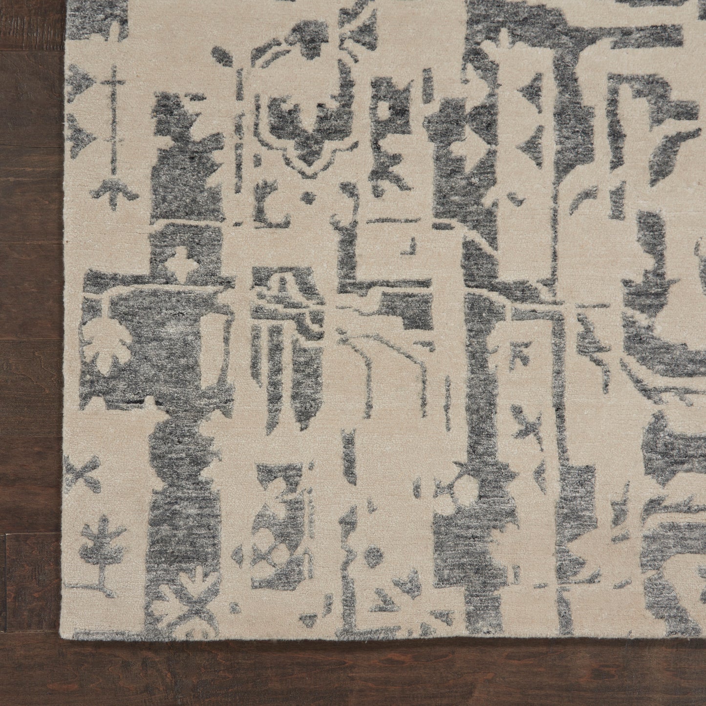 Nourison Home Silk Shadows  Ivory Grey  Transitional