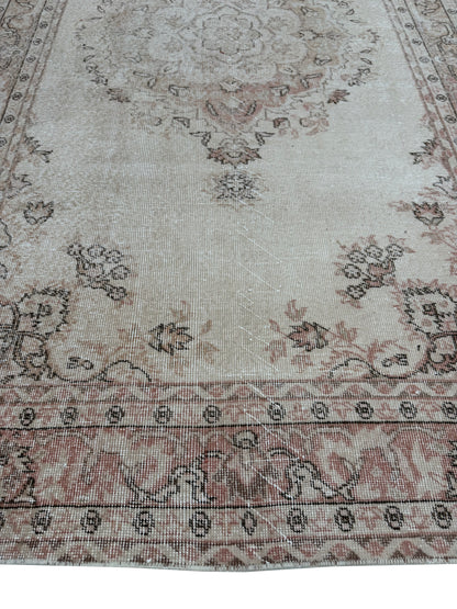 Artisan Angelina Ivory Rose Vintage Knotted Rug