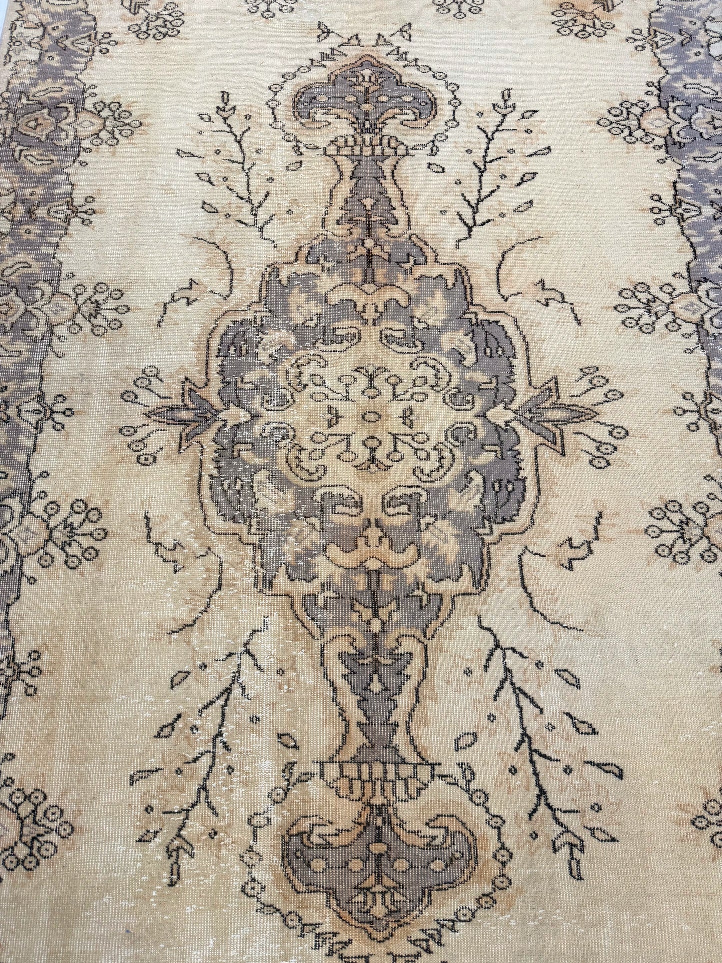 Artisan Angelina  Ivory Multi Vintage Knotted Rug