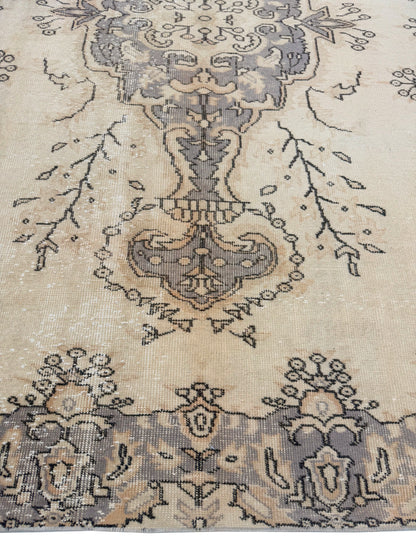 Artisan Angelina  Ivory Multi Vintage Knotted Rug