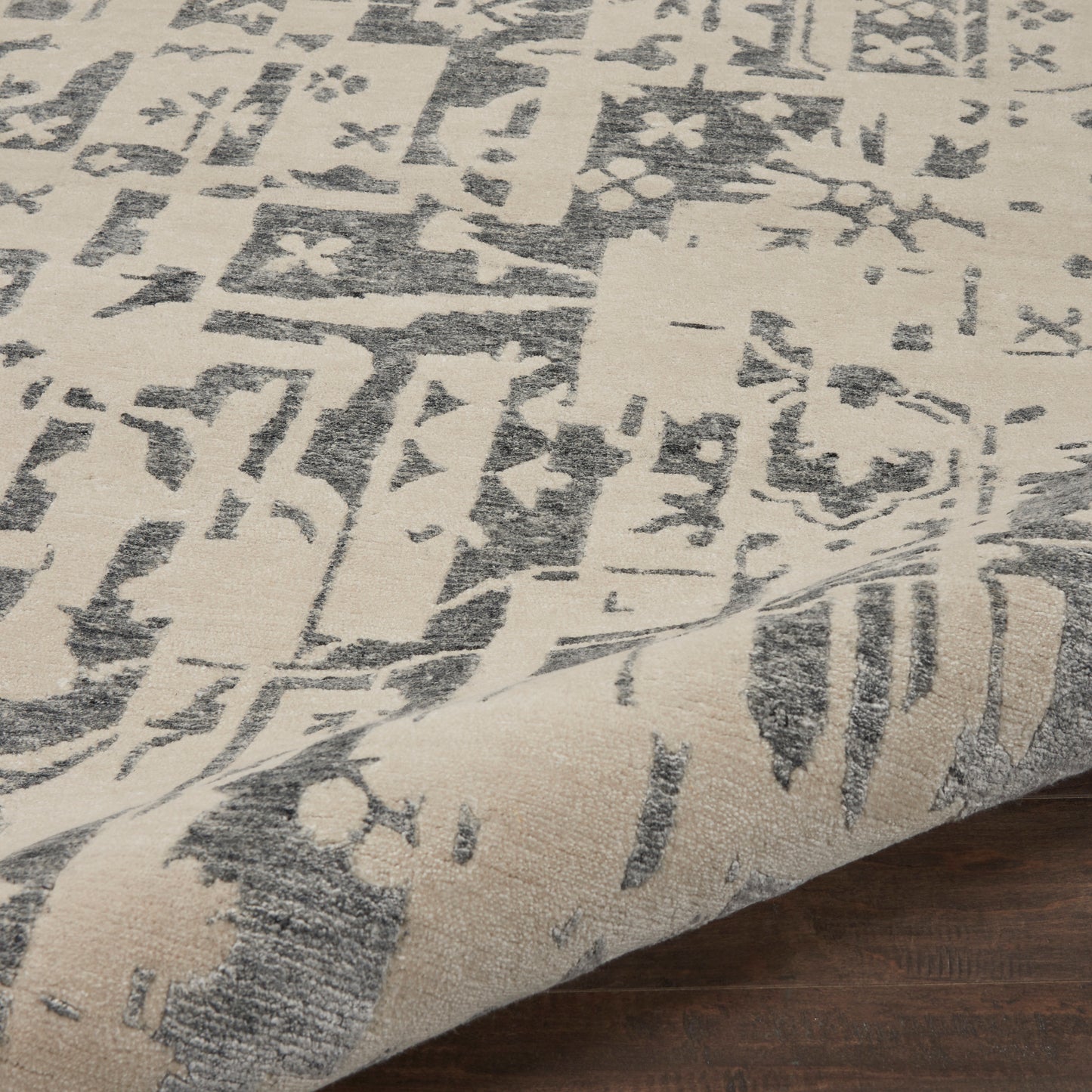 Nourison Home Silk Shadows  Ivory Grey  Transitional