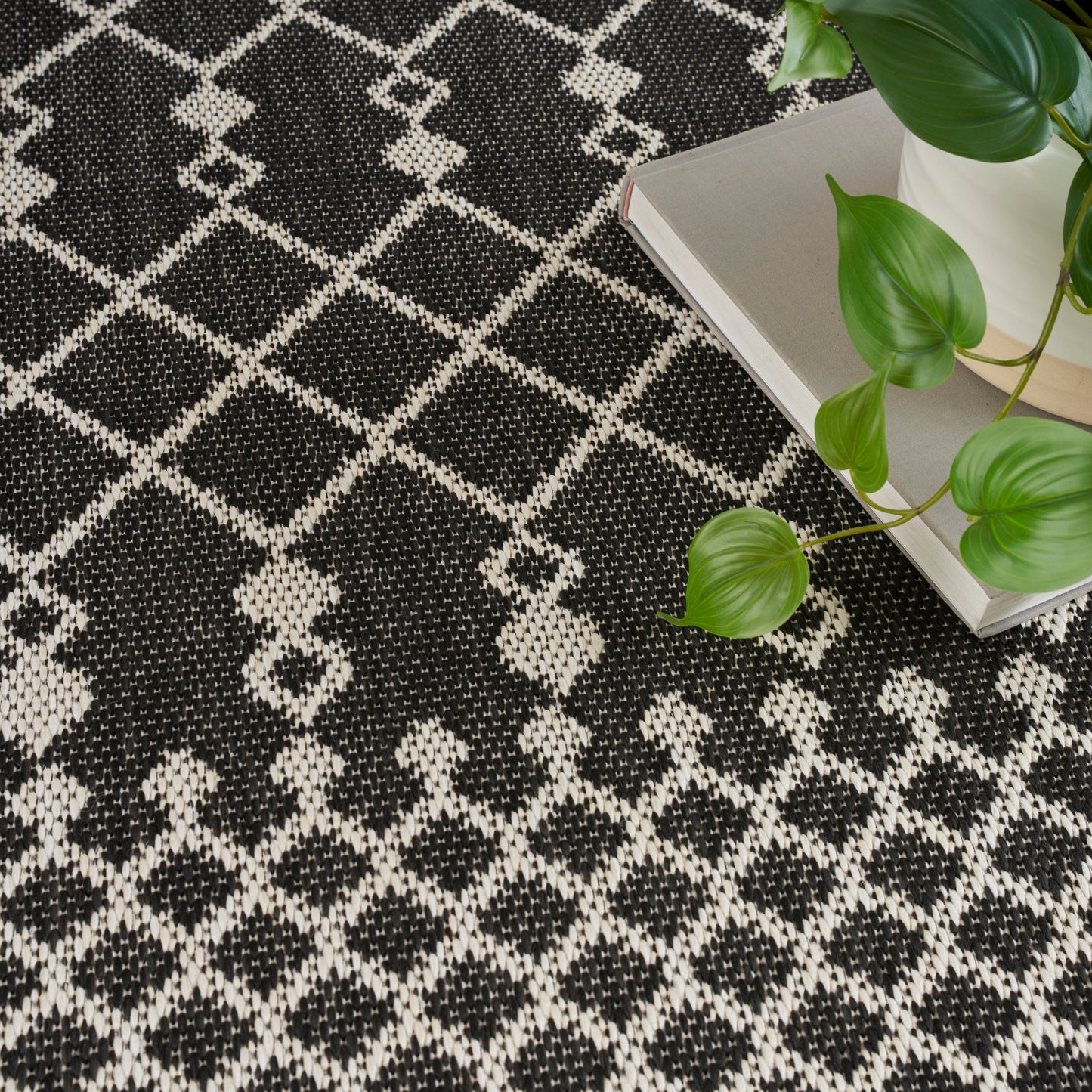 Nourison Home Positano  Black  Contemporary
