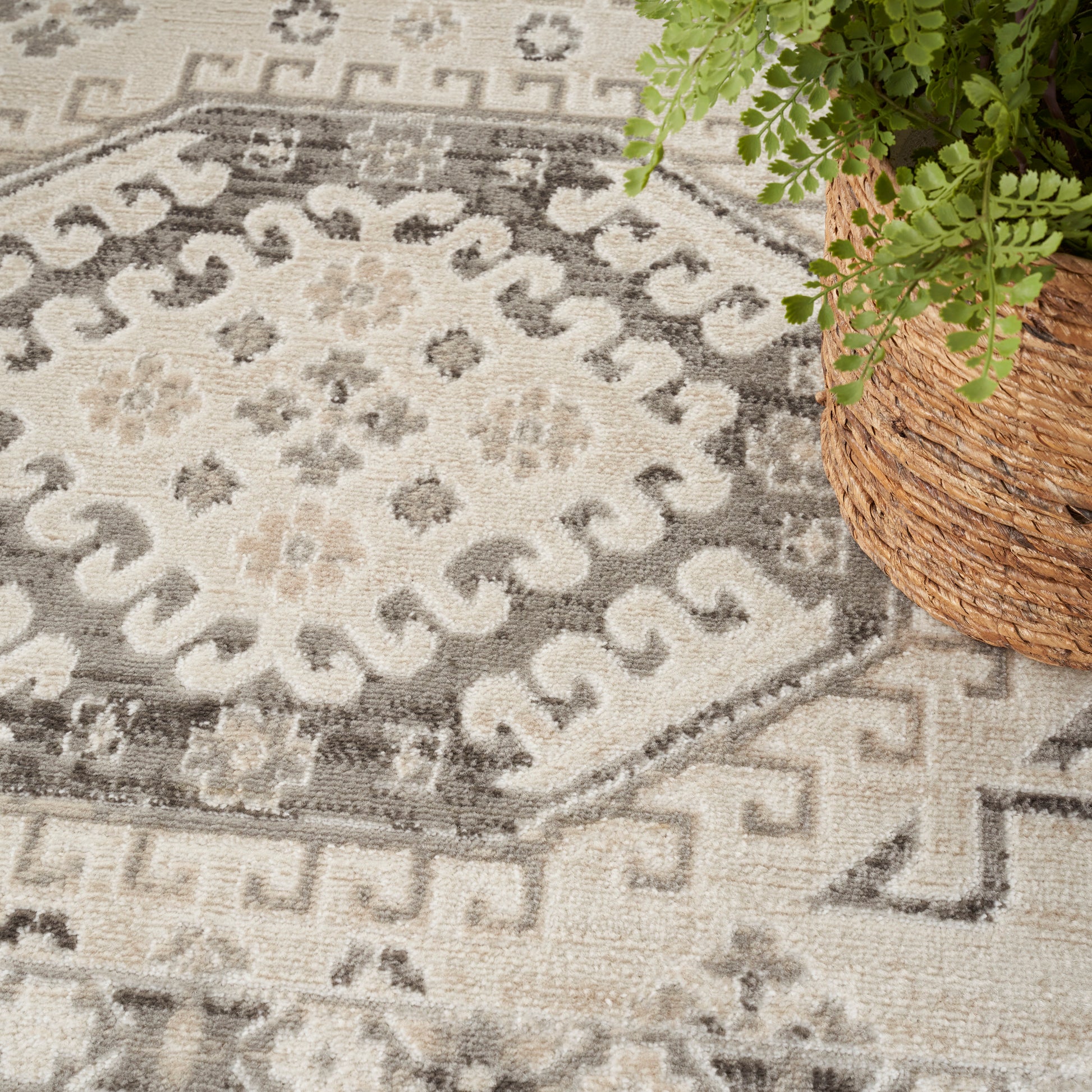 Nourison Home Serenity Home  Ivory Grey  Traditional