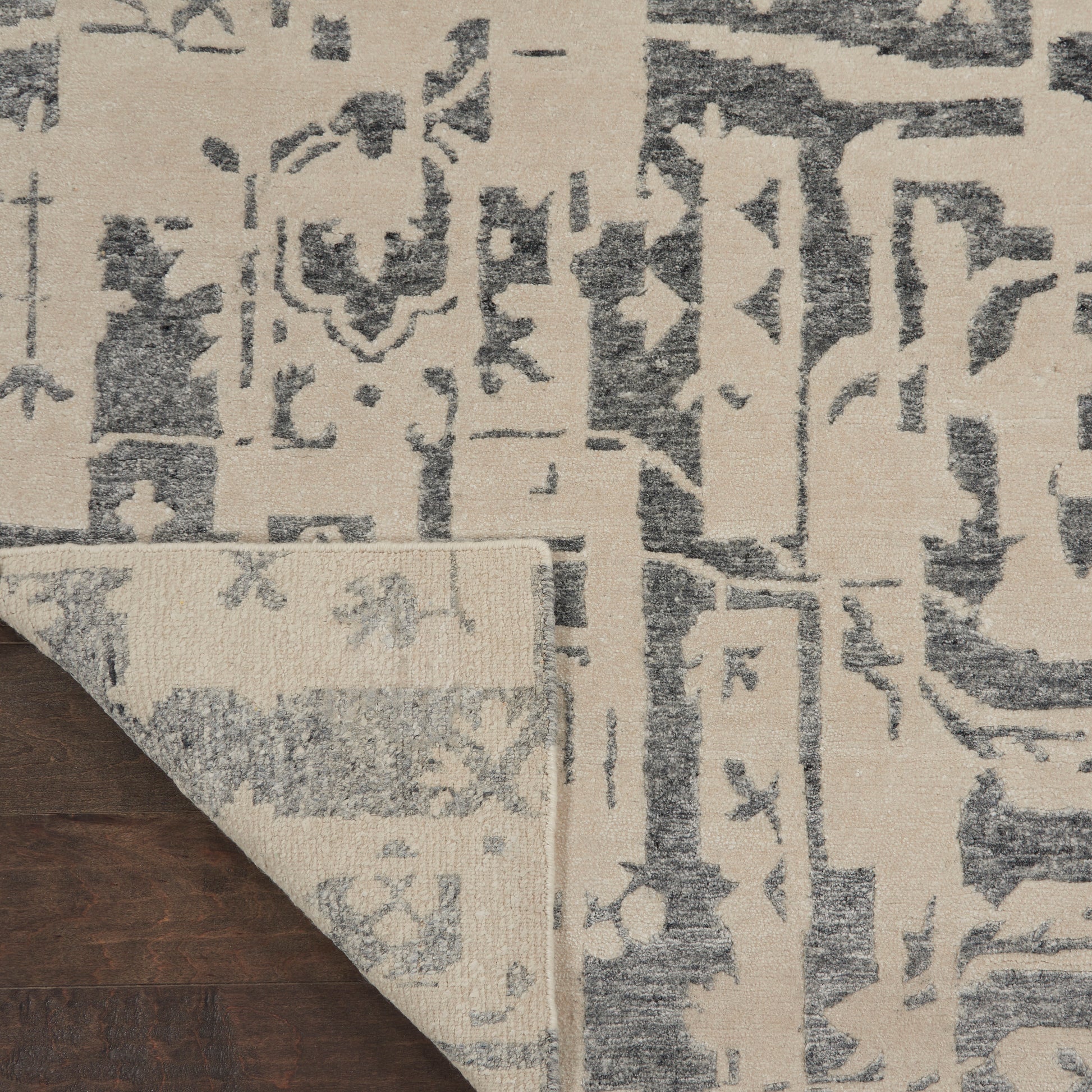 Nourison Home Silk Shadows  Ivory Grey  Transitional