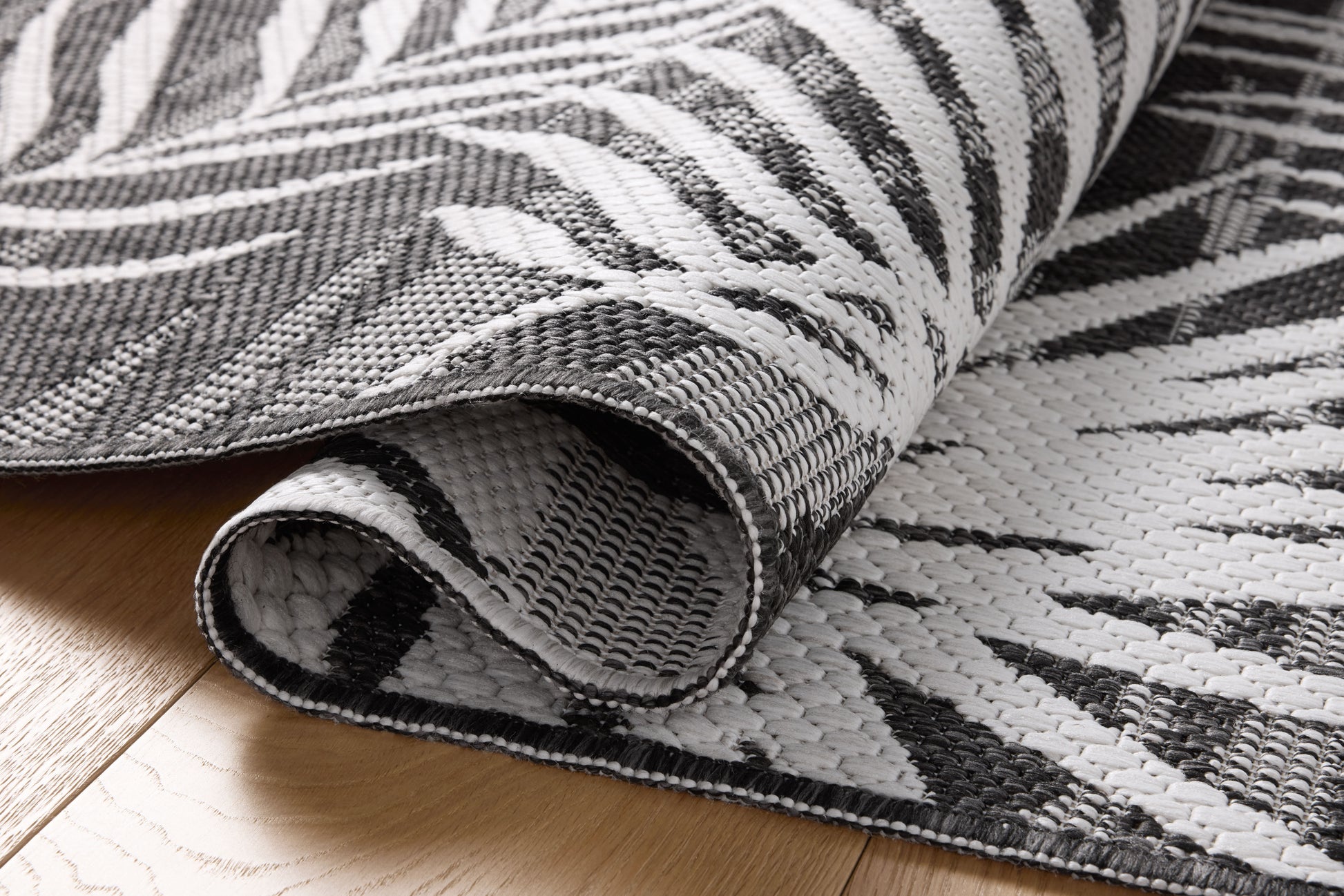 Loloi II Easton  Ivory Onyx Indoor/Outdoor