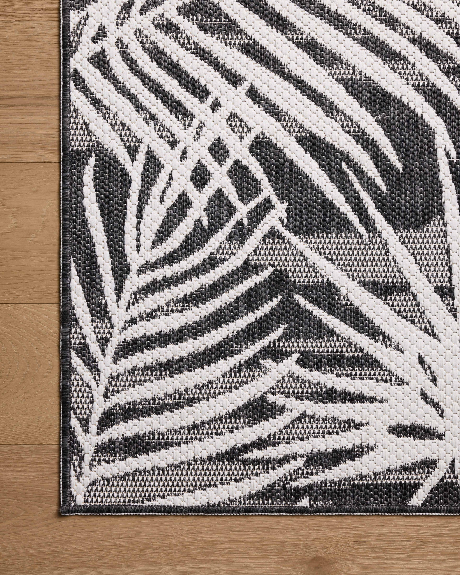 Loloi II Easton  Ivory Onyx Indoor/Outdoor