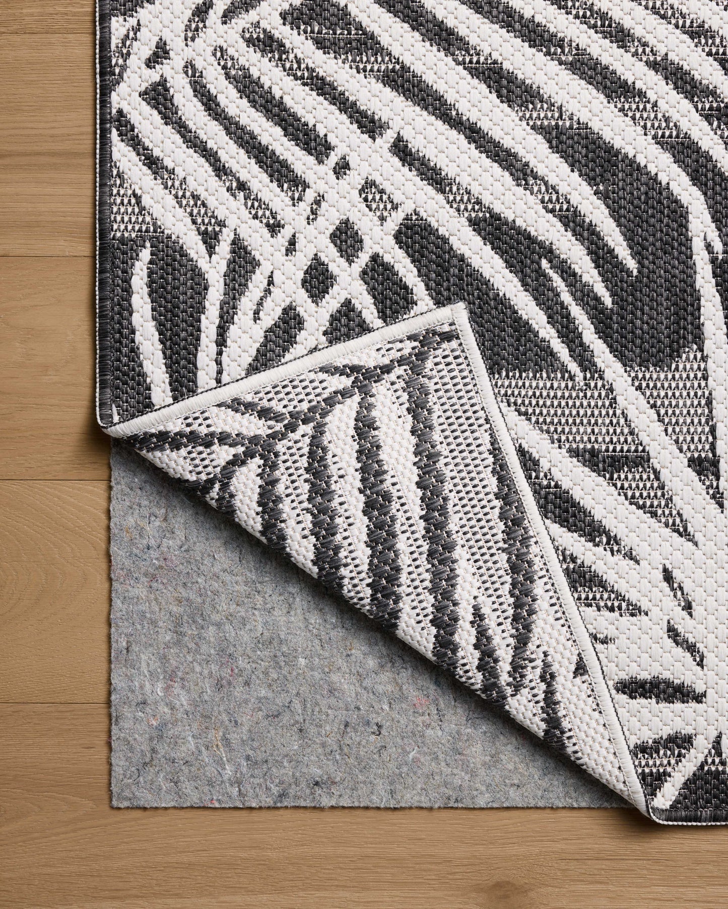 Loloi II Easton  Ivory Onyx Indoor/Outdoor