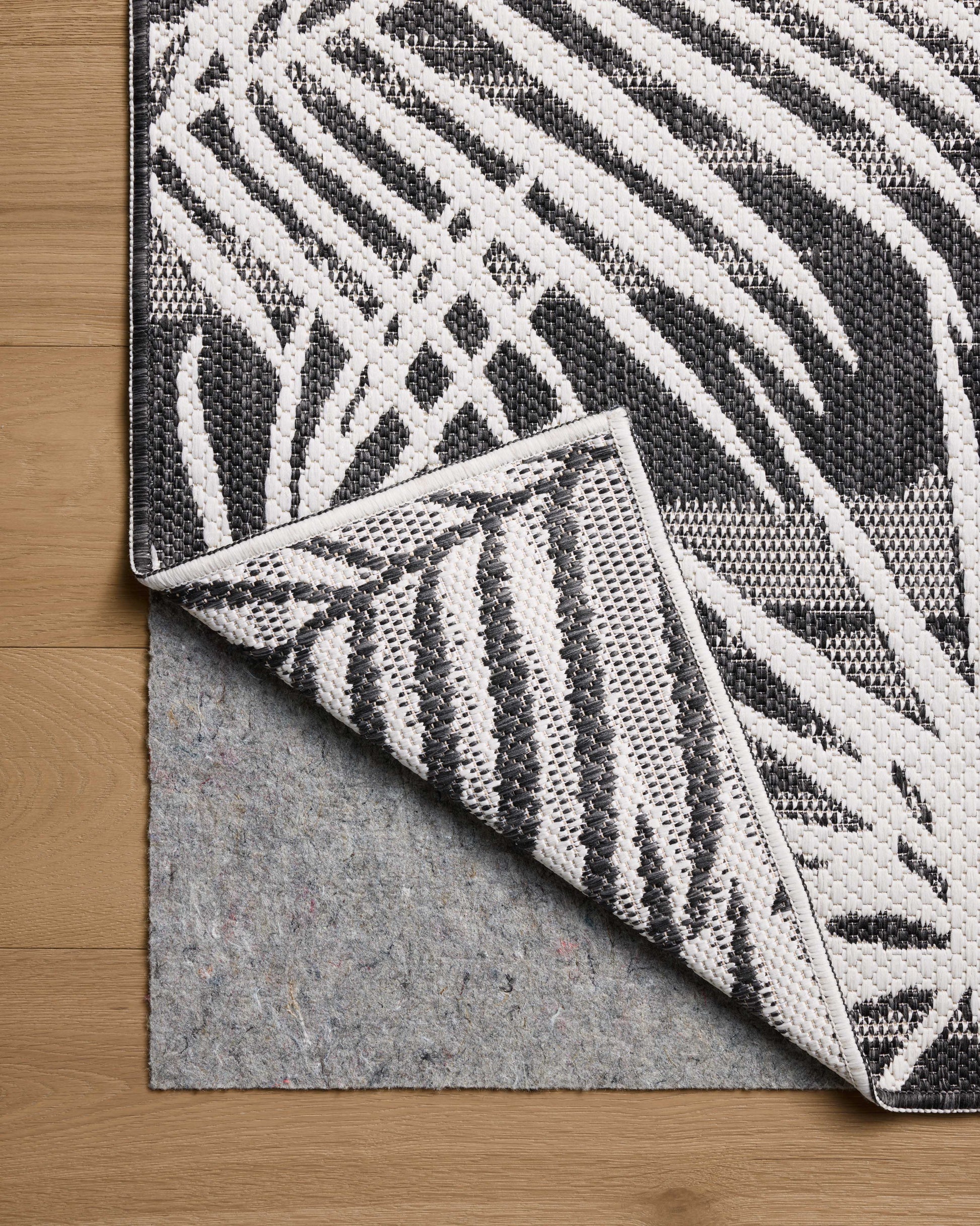 Loloi II Easton  Ivory Onyx Indoor/Outdoor