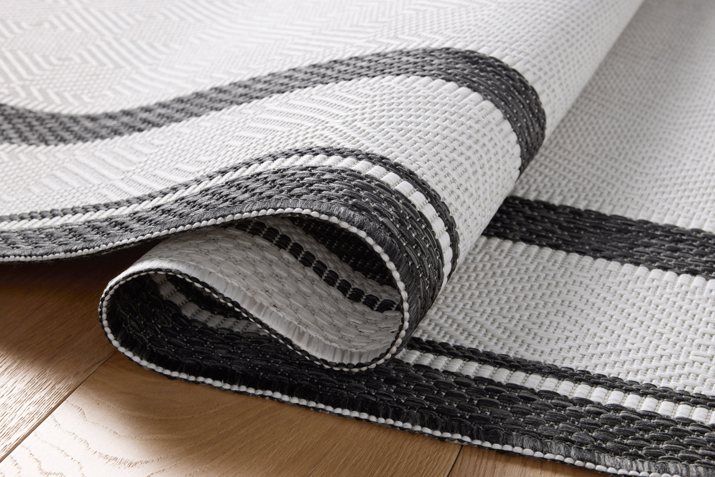 Loloi II Easton  Onyx Ivory Indoor/Outdoor