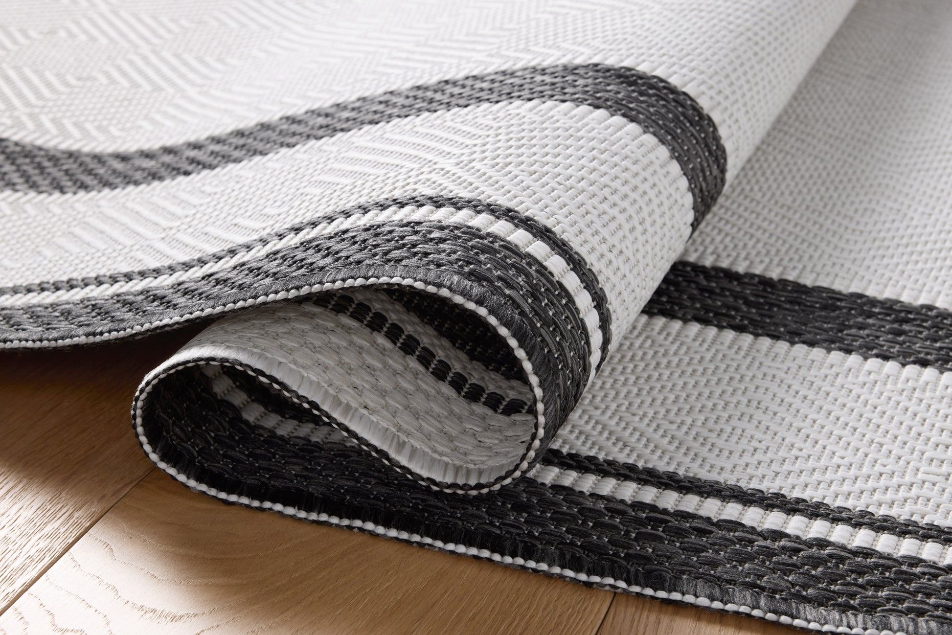 Loloi II Easton  Onyx Ivory Indoor/Outdoor