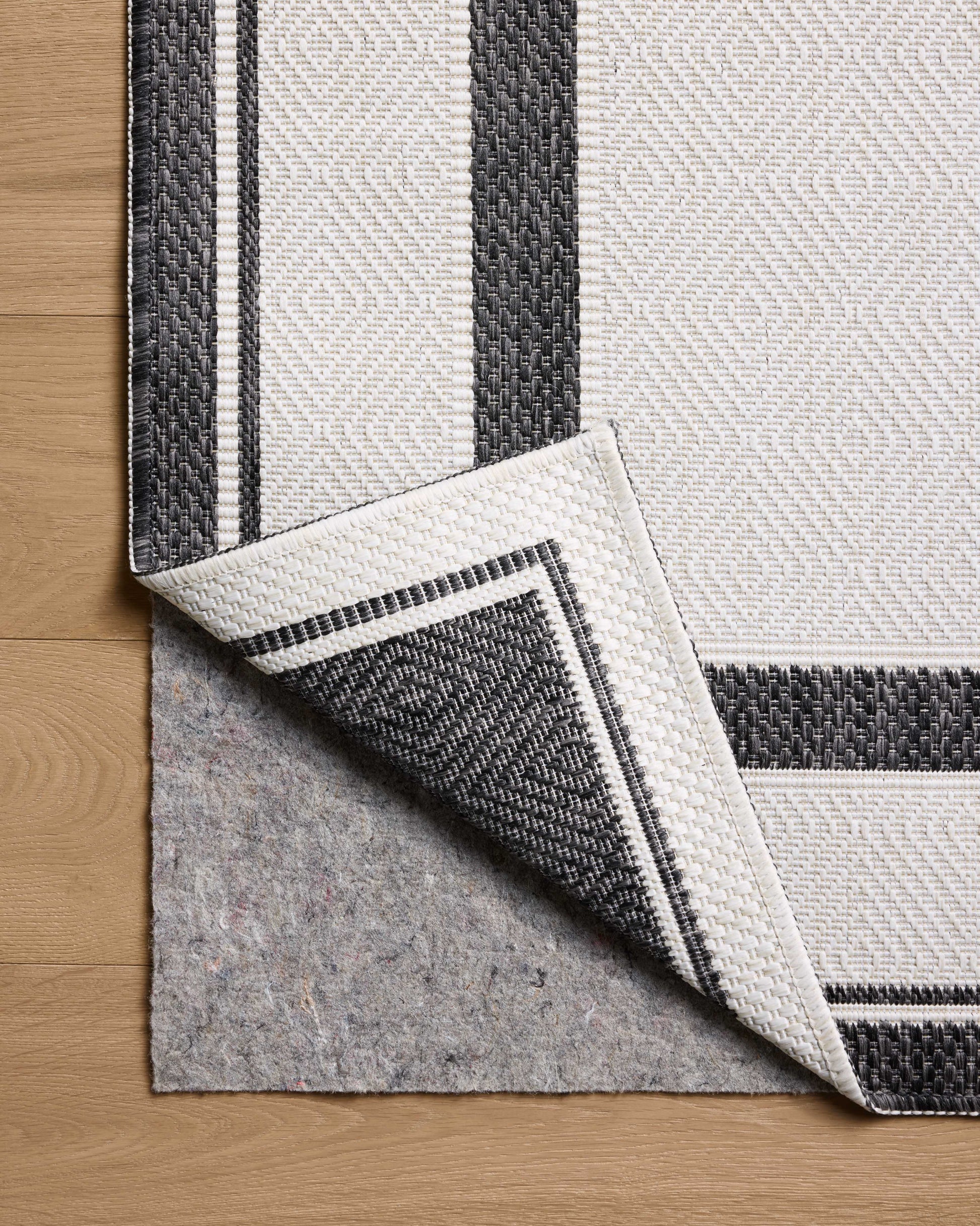 Loloi II Easton  Onyx Ivory Indoor/Outdoor