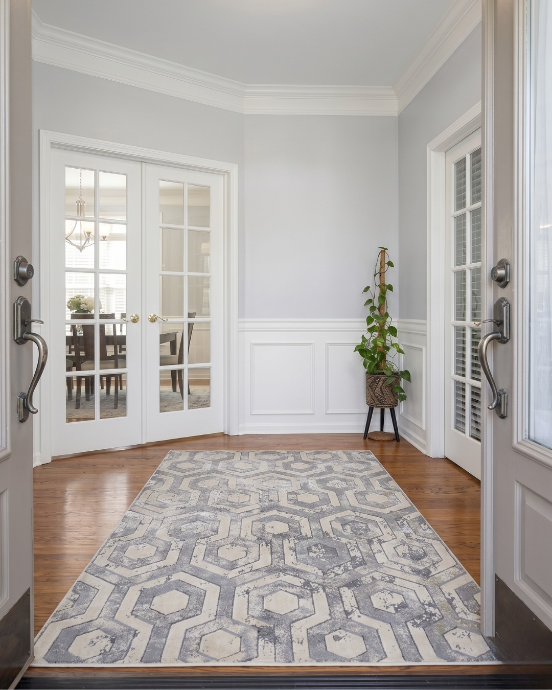 Feizy 3046F Ivory Silver hexagon rug in elegant foyer