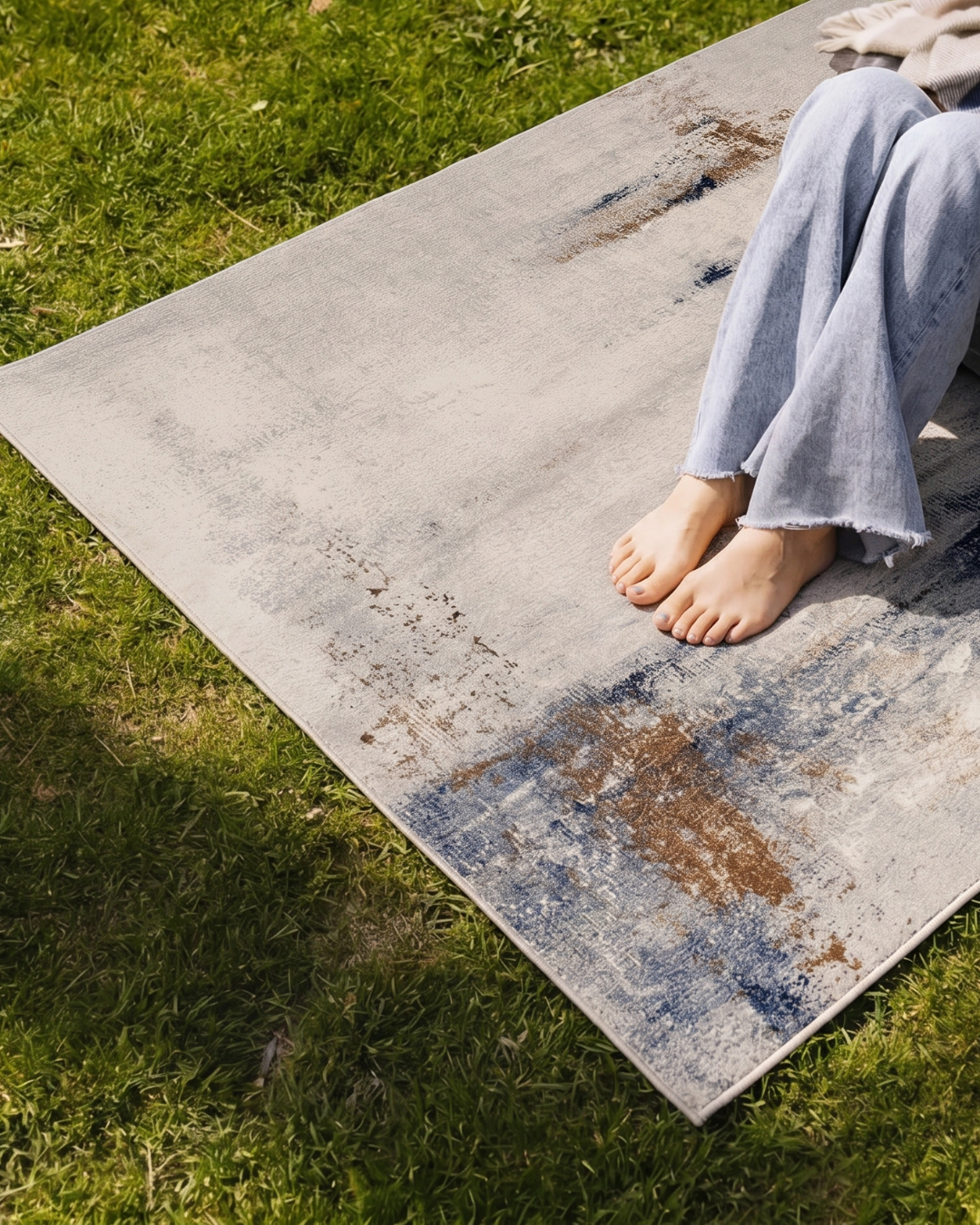Feizy Clio 39LXF Ivory Blue – Detailed close-up of textured abstract rug with layered blue and ivory tones.