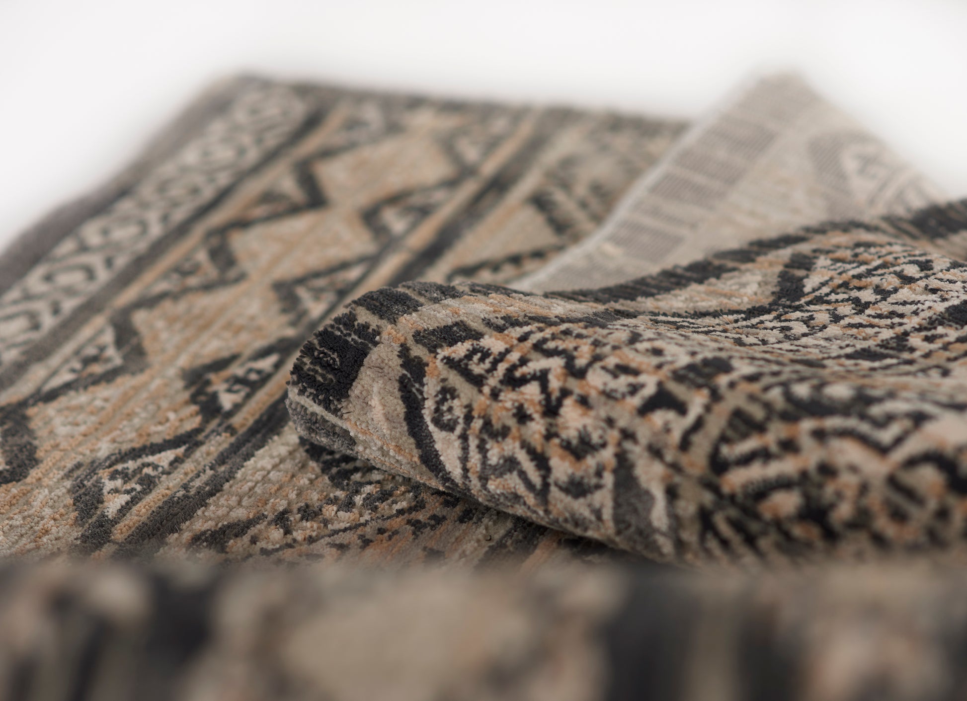 Momeni Genevieve  Charcoal  Southwestern