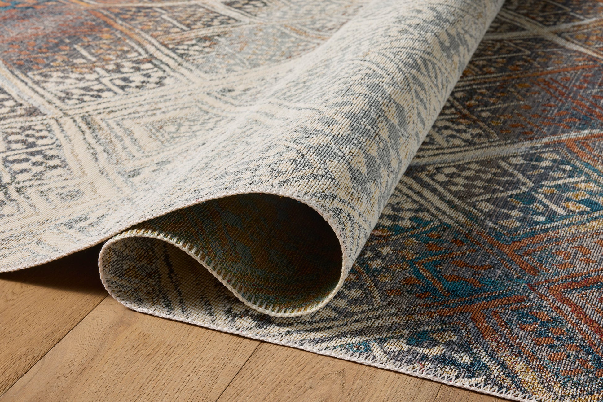 Loloi Mika  Ivory Mediterranean Indoor/Outdoor