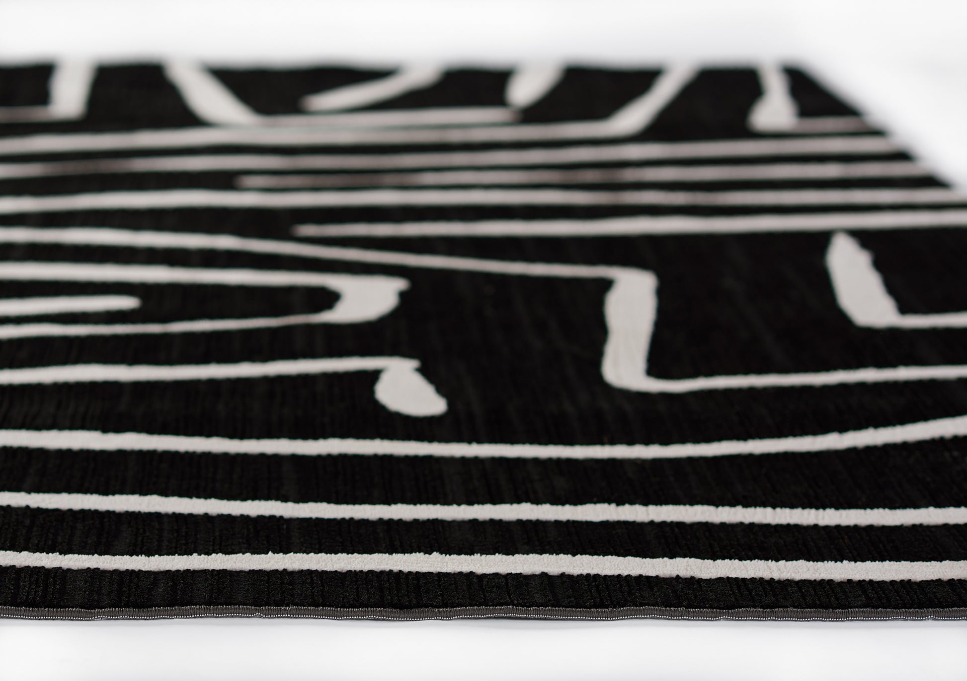 Momeni Noho  Black  Contemporary
