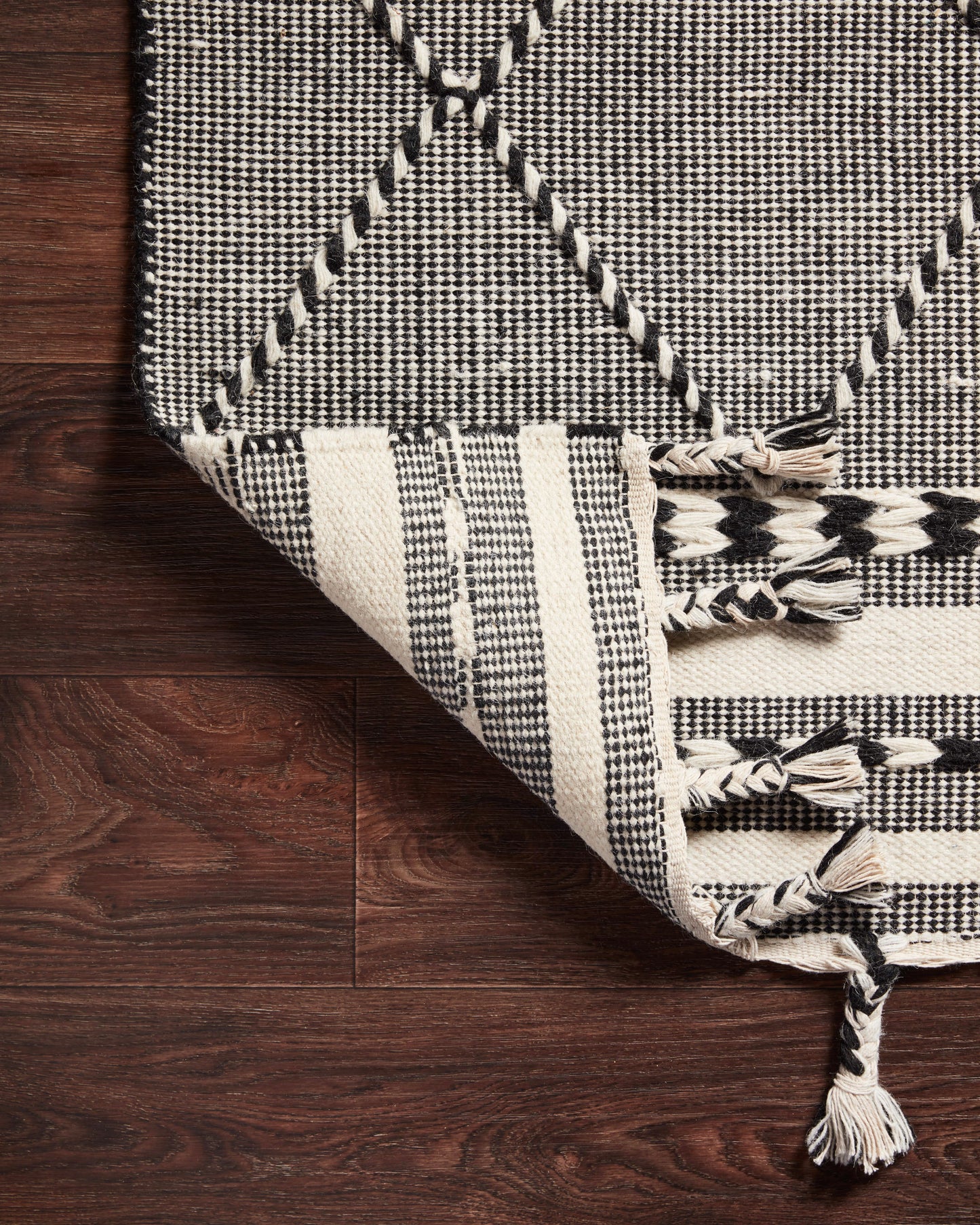 Loloi II Sawyer  Black  Contemporary