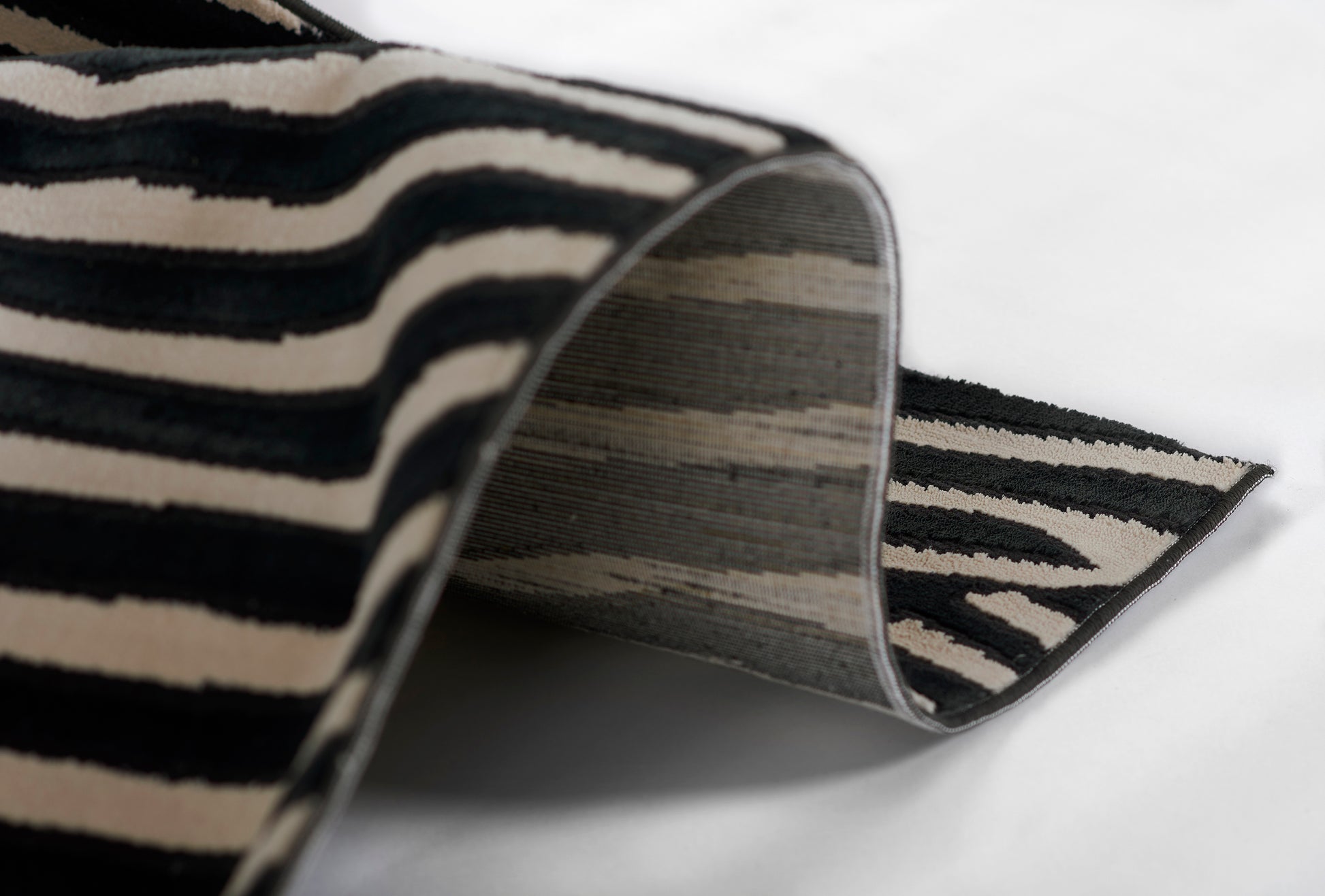 Momeni Xander  Black  Contemporary