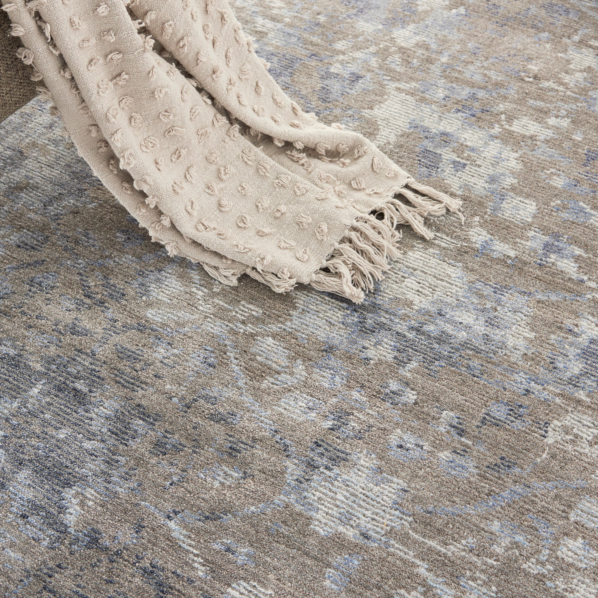 Nourison Home Lucent  Dove  Transitional