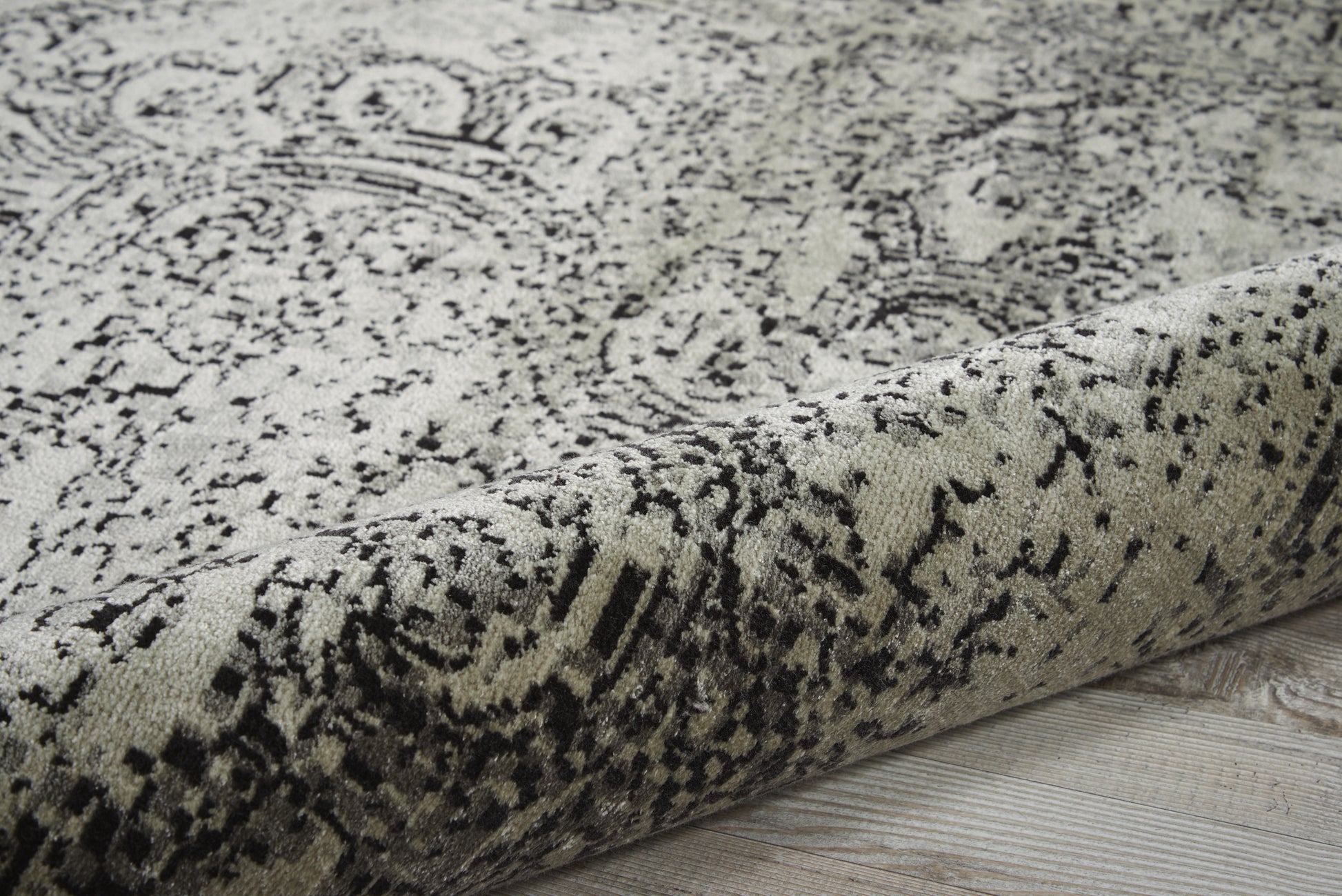 Nourison Home Luminance  Ivory Black  Transitional