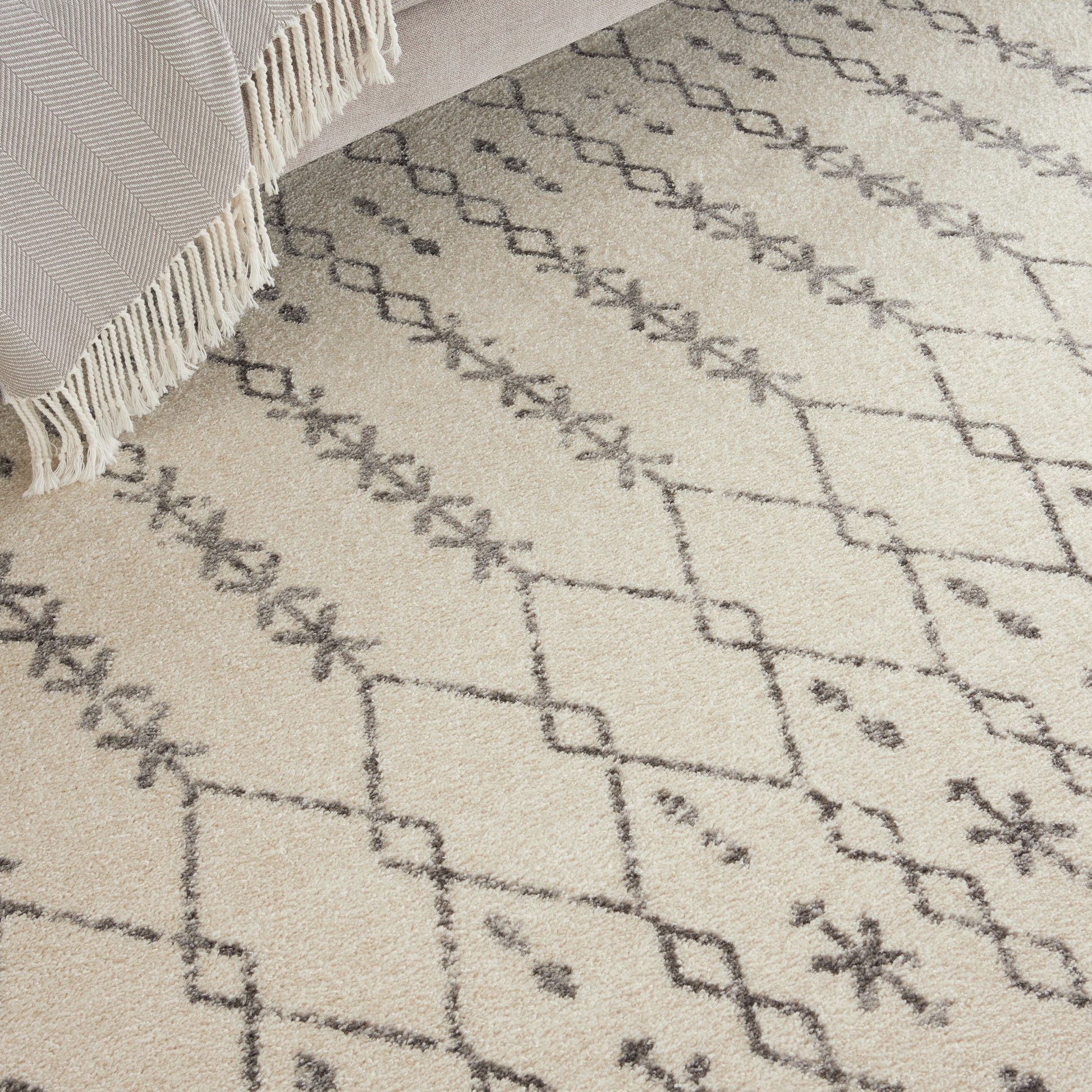 Nourison Home Passion  Ivory Grey  Transitional