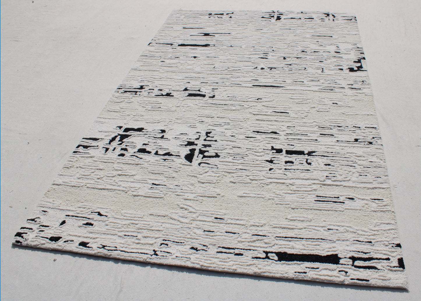 Dynamic Rugs Trono  Black White  Modern