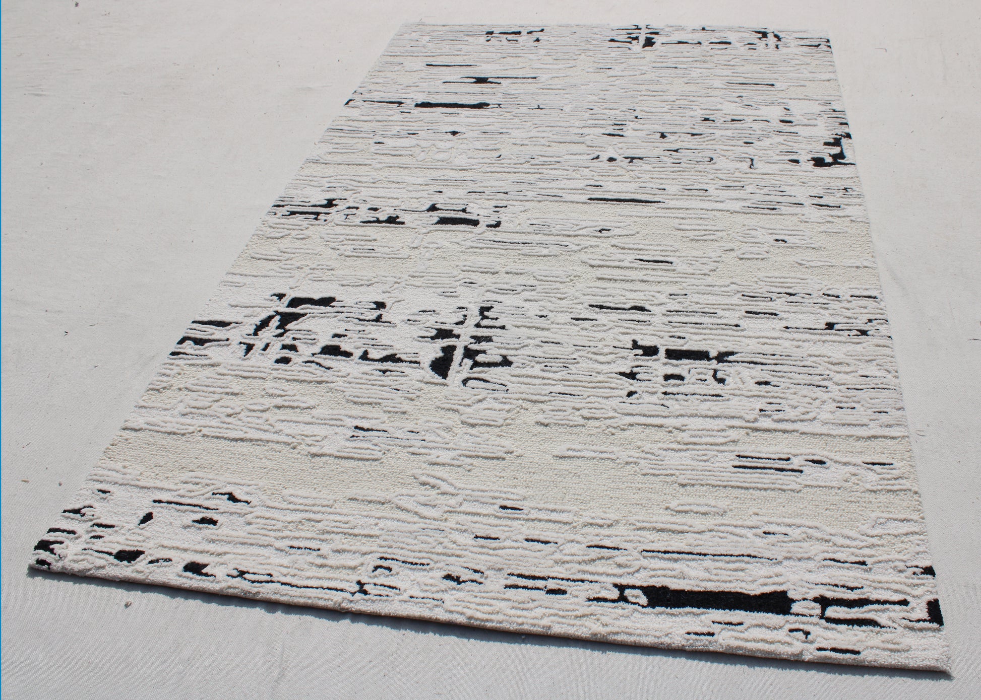 Dynamic Rugs Trono  Black White  Modern