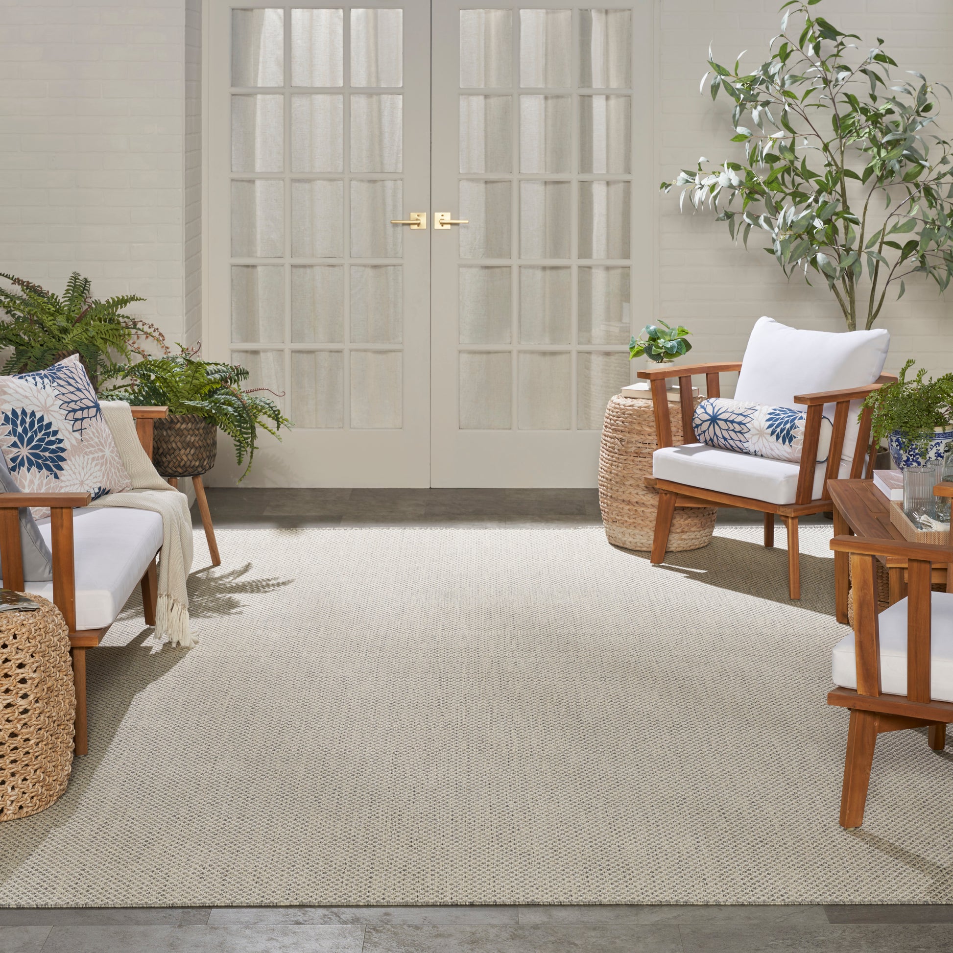 Nourison Home Courtyard  Ivory Silver  Contemporary