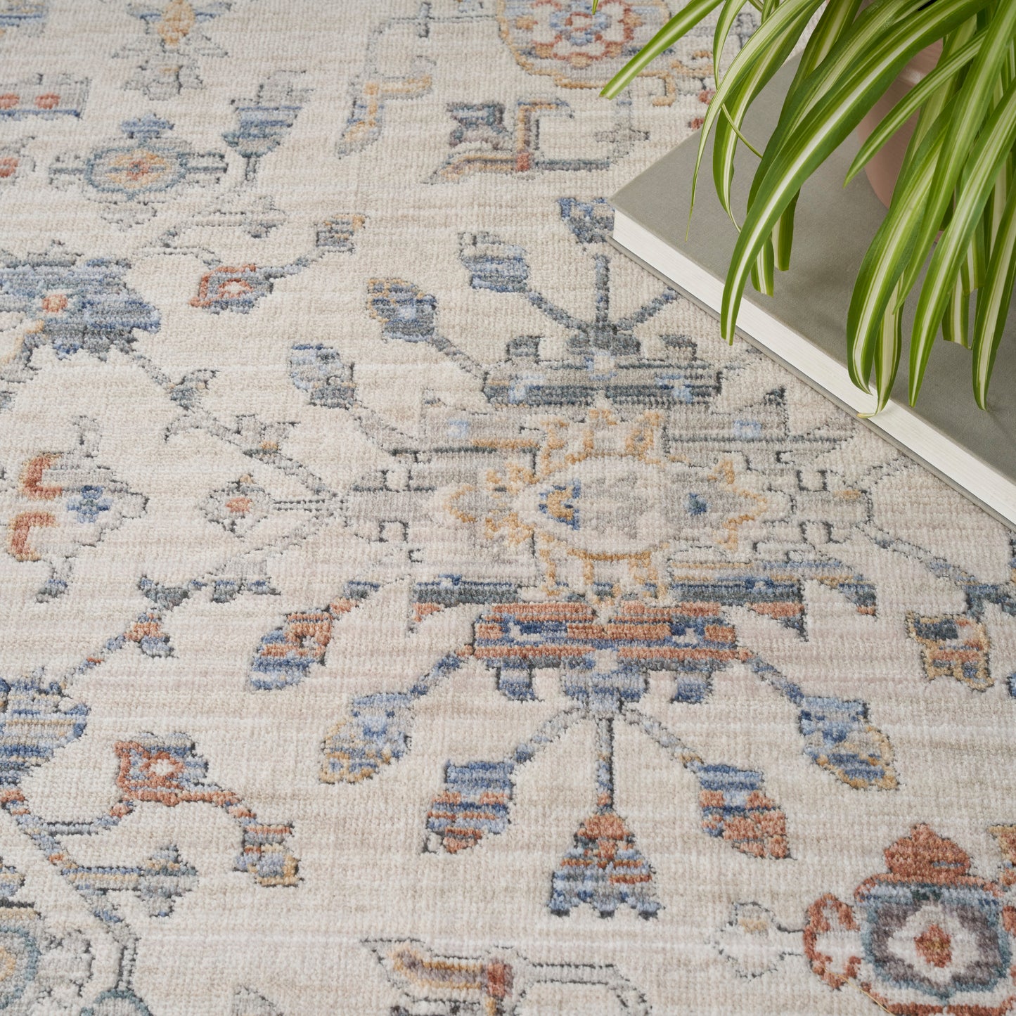 Nourison Home Elegant Heirlooms  Ivory Grey  Traditional