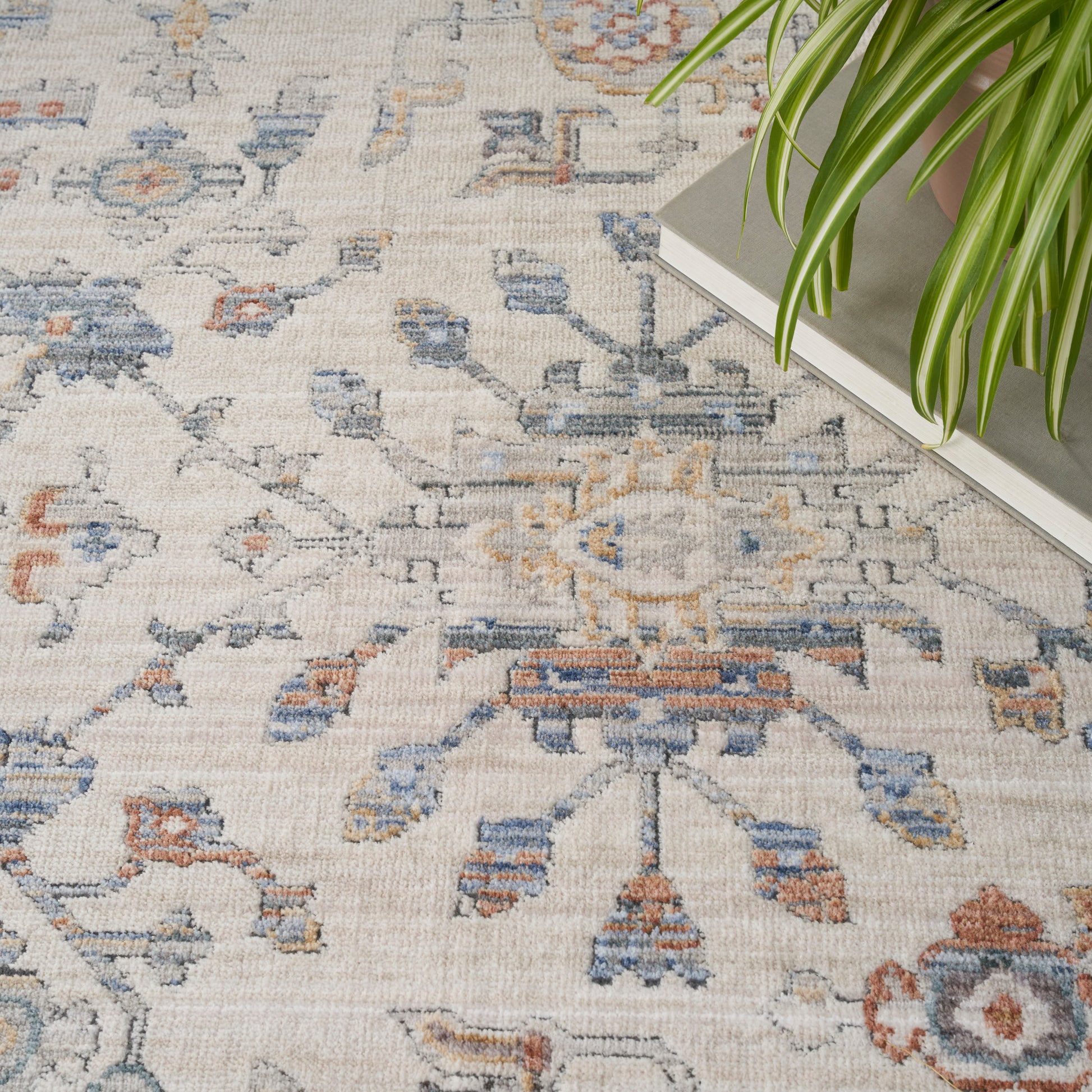 Nourison Home Elegant Heirlooms  Ivory Grey  Traditional