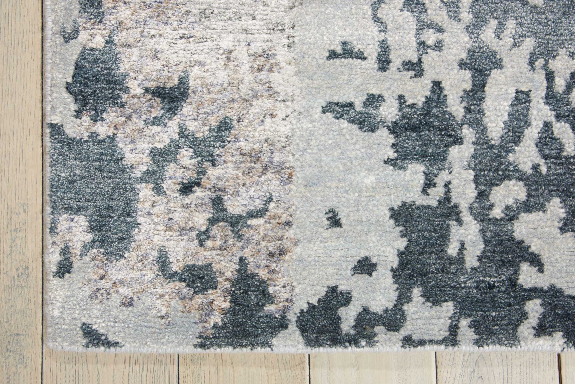 Nourison Home Silk Shadows  Silver Grey  Transitional