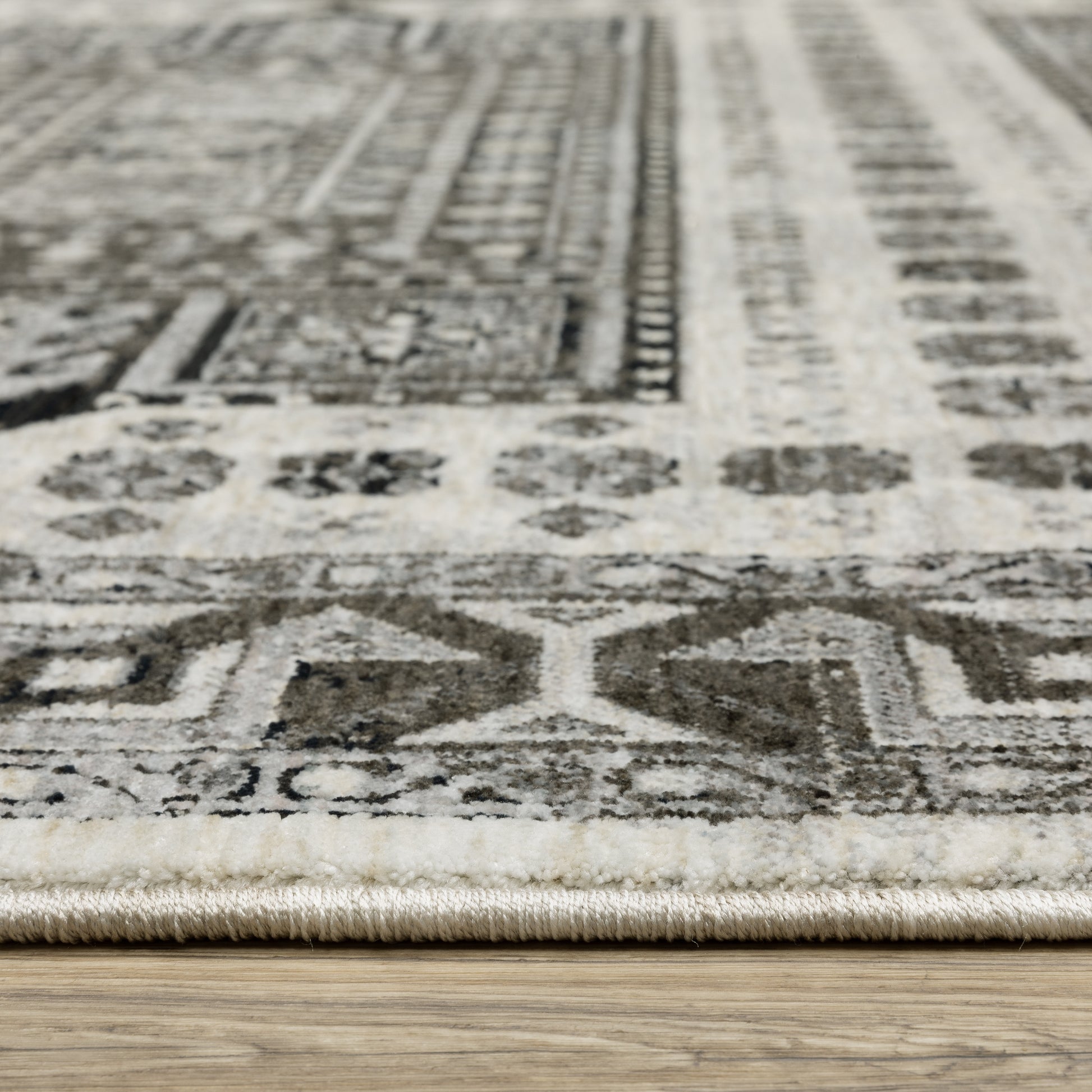 Oriental Weavers Chamberlain  Ivory Charcoal Traditional