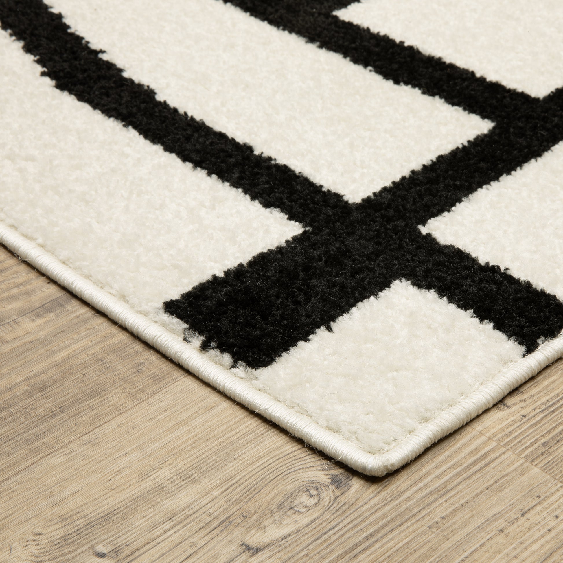 Oriental Weavers Quinn  Ivory Black Modern