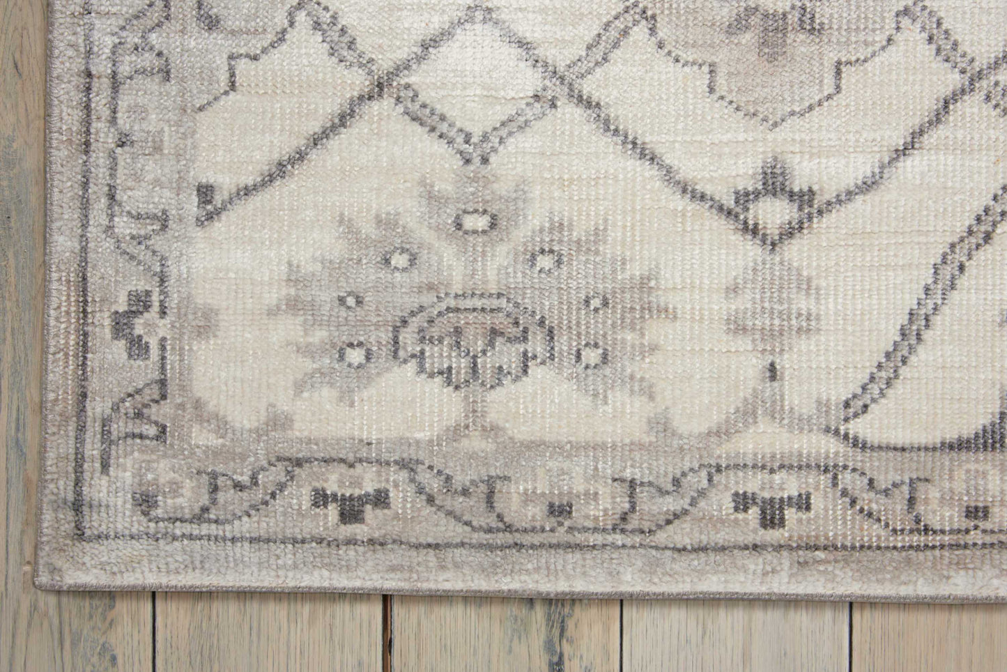 Nourison Home Aldora  Silver  Traditional