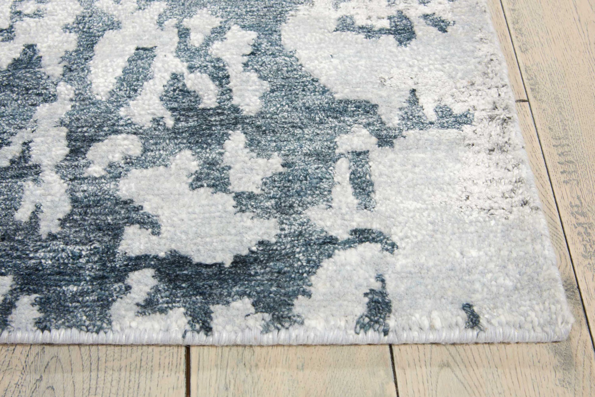 Nourison Home Silk Shadows  Silver Grey  Transitional