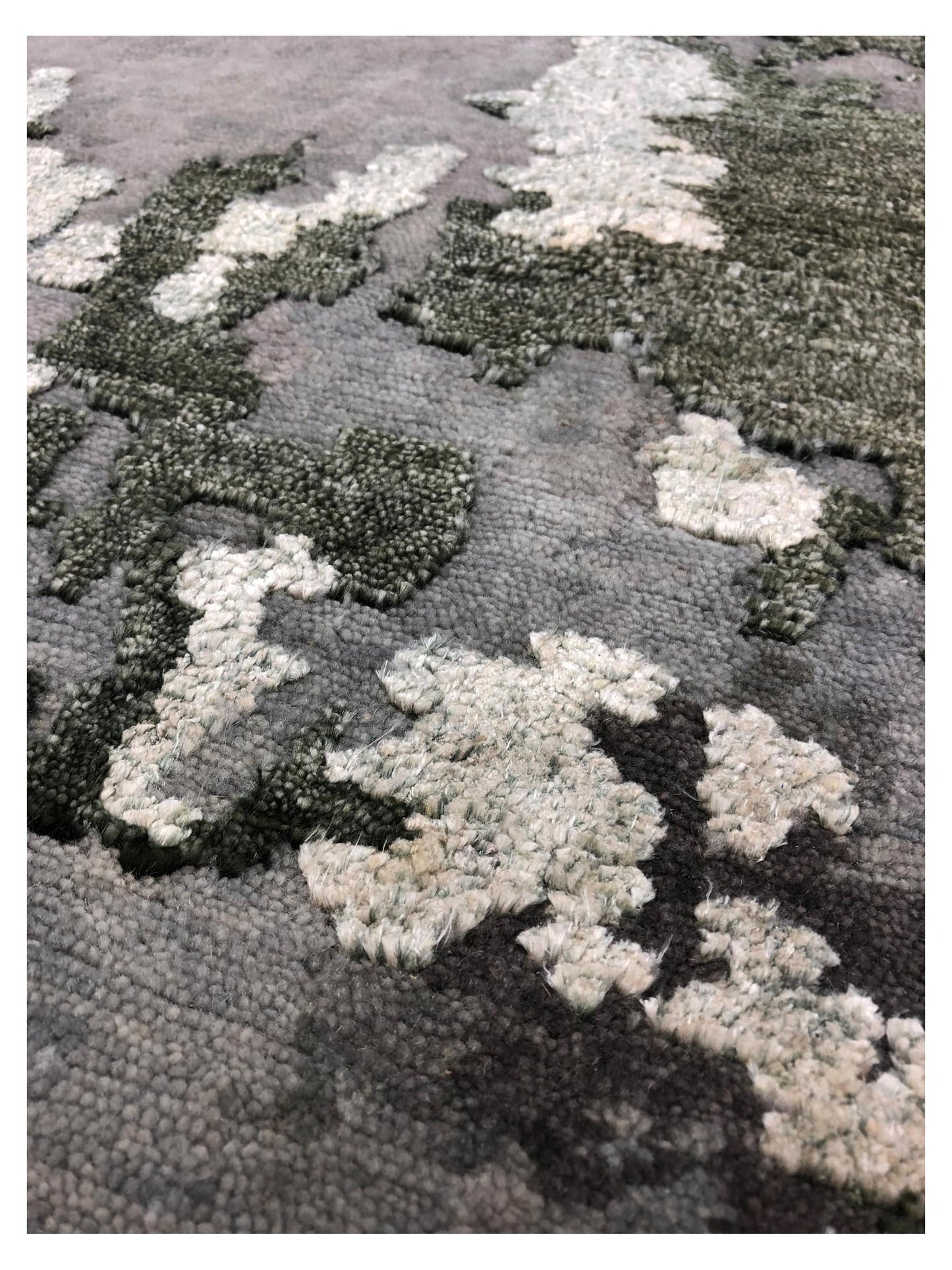 Artisan Mary  Silver Green Contemporary Knotted Rug