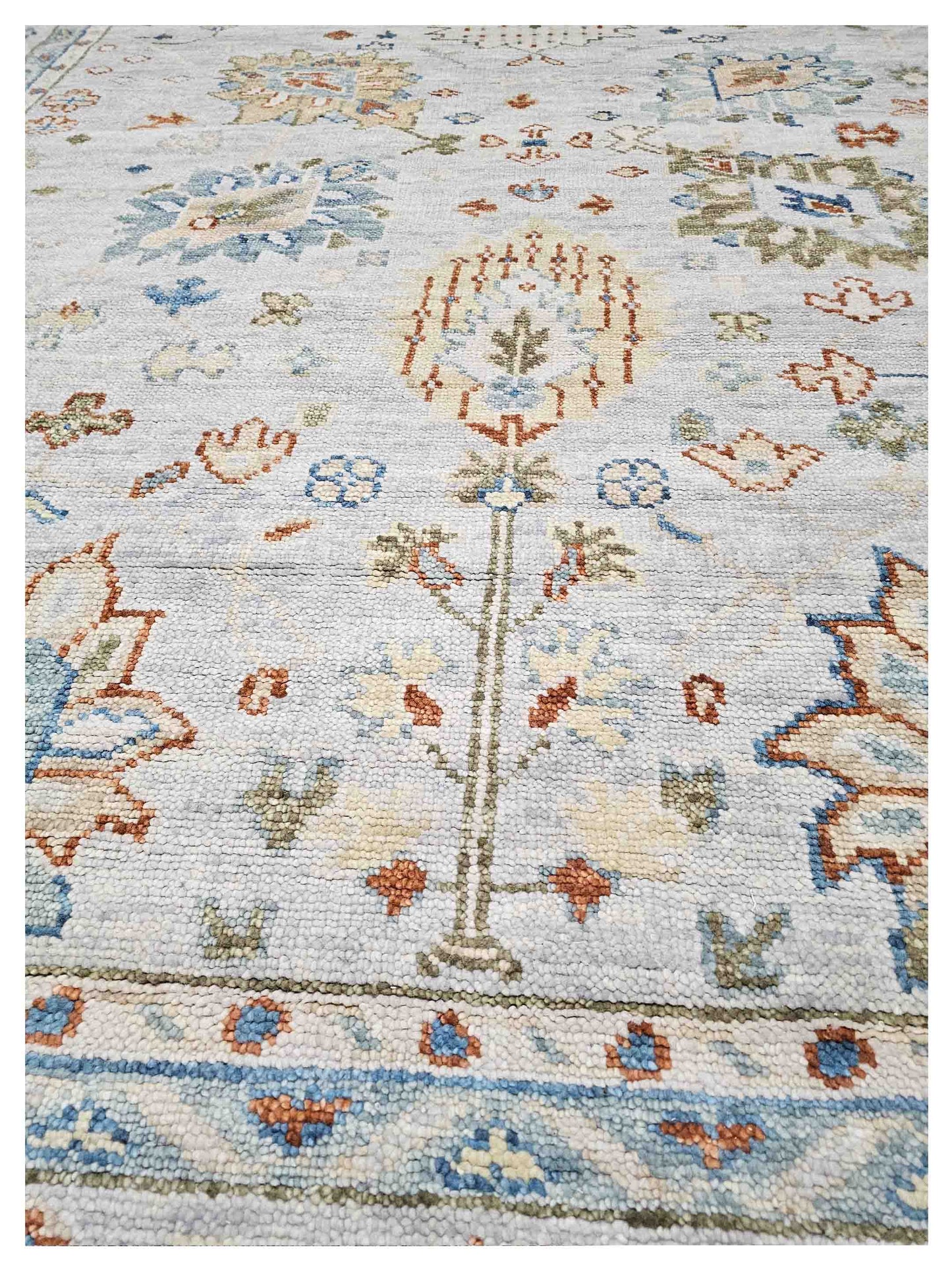 Artisan Felicity  Silver Silver Traditional Knotted Rug