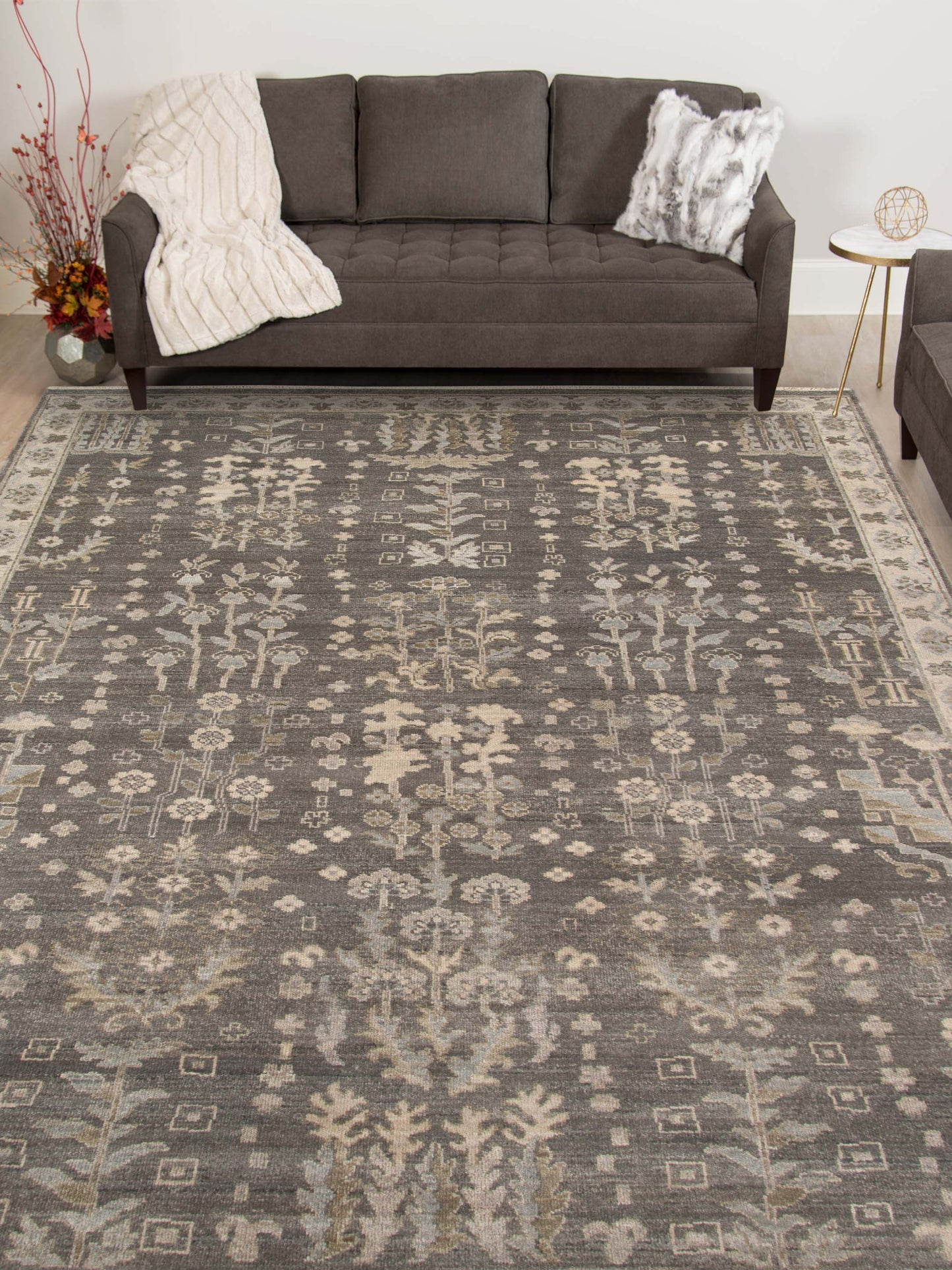 Limited NEWCASTLE NE-302 SANTAS GRAY Traditional Knotted Rug
