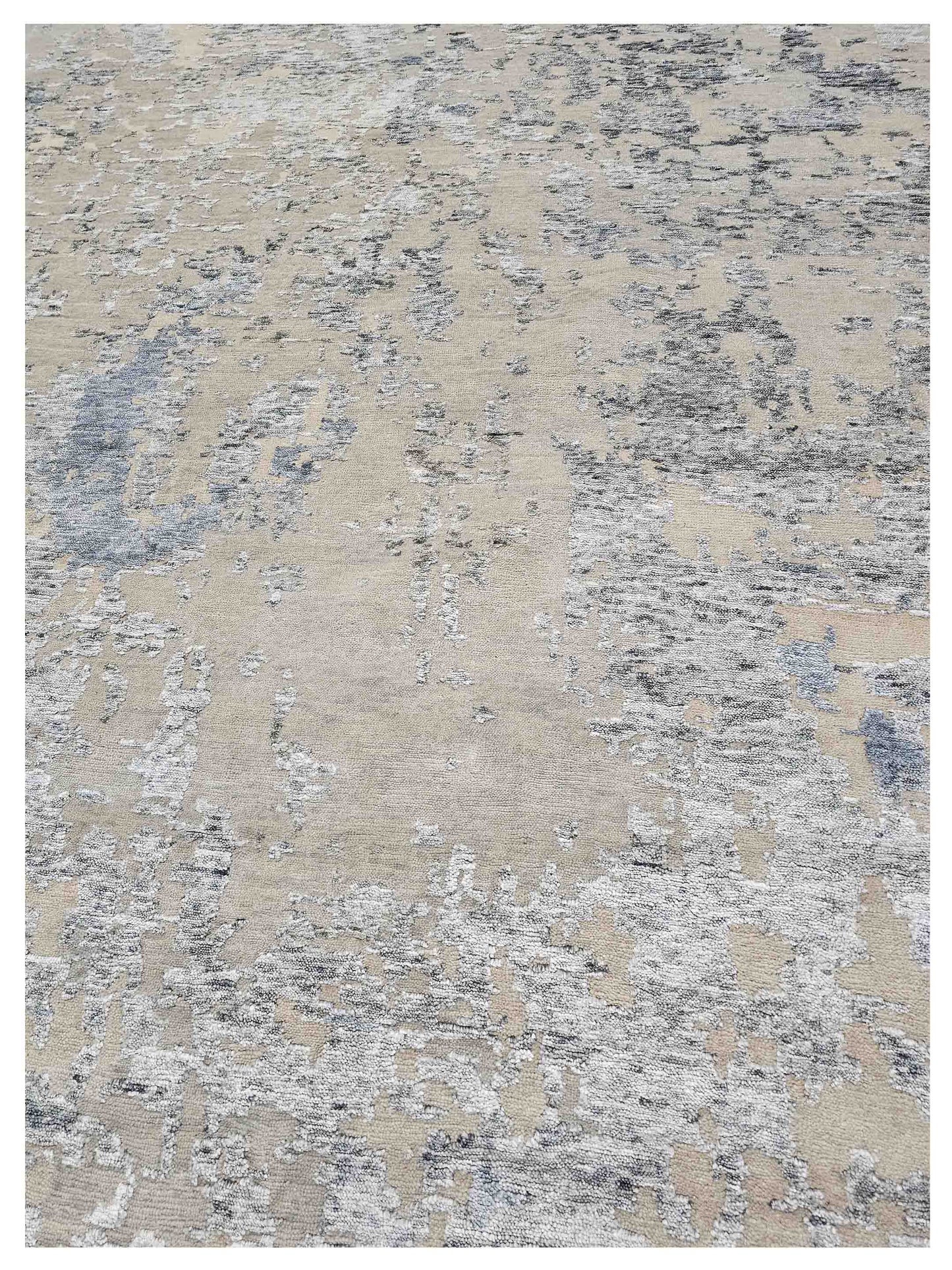 Artisan Tawny  Silver   Knotted Rug